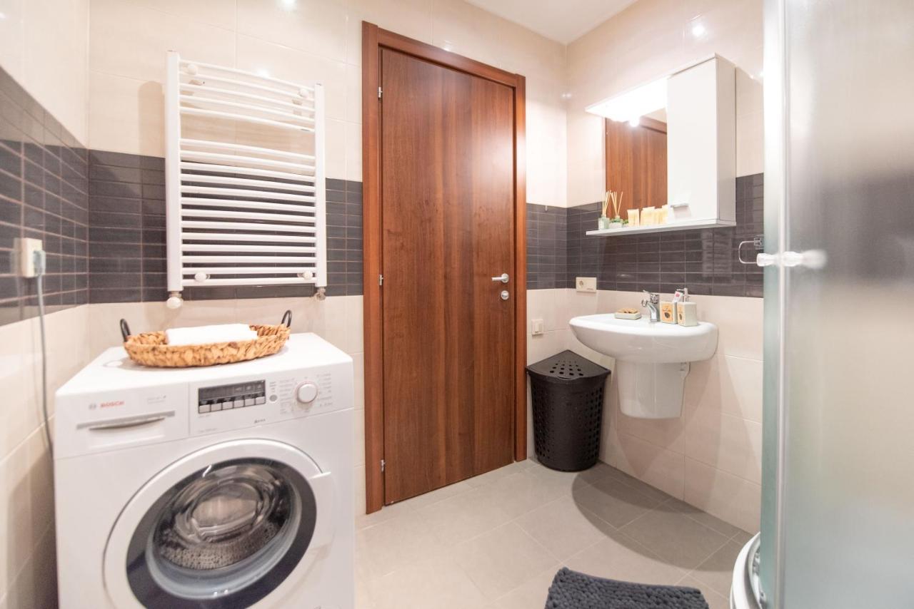 Gg Home - Cozy 2-Bedroom Apartment On Givi Kartozia Tbilisi Bagian luar foto