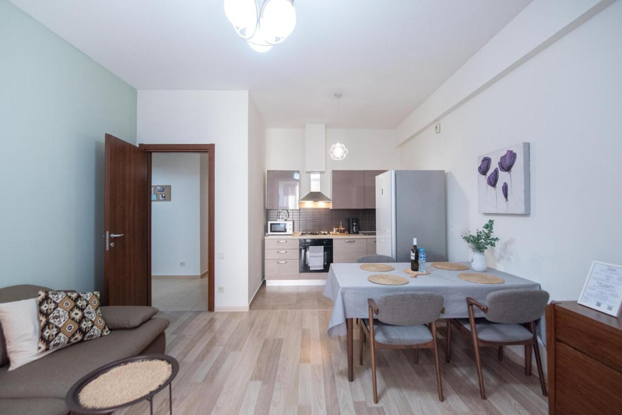 Gg Home - Cozy 2-Bedroom Apartment On Givi Kartozia Tbilisi Bagian luar foto